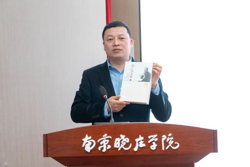 李晓军介绍图书编写情况.jpg