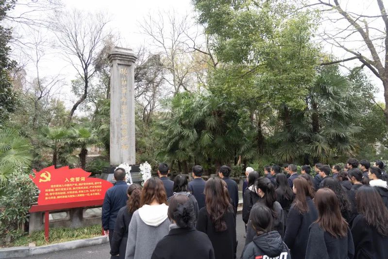 瞻仰晓庄革命烈士纪念碑.jpg