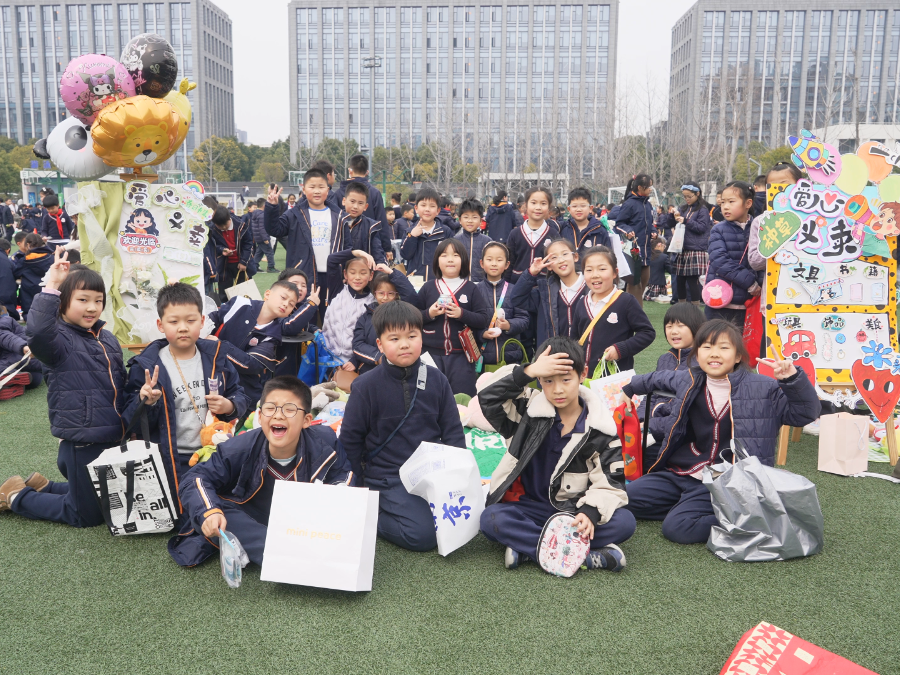 南京雨花外国语学校举办爱心义卖活动