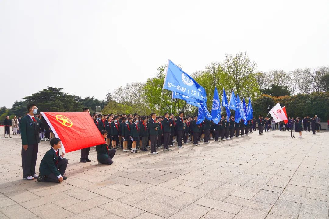 南京秦淮外国语学校赴雨花台烈士陵园开展清明祭扫活动