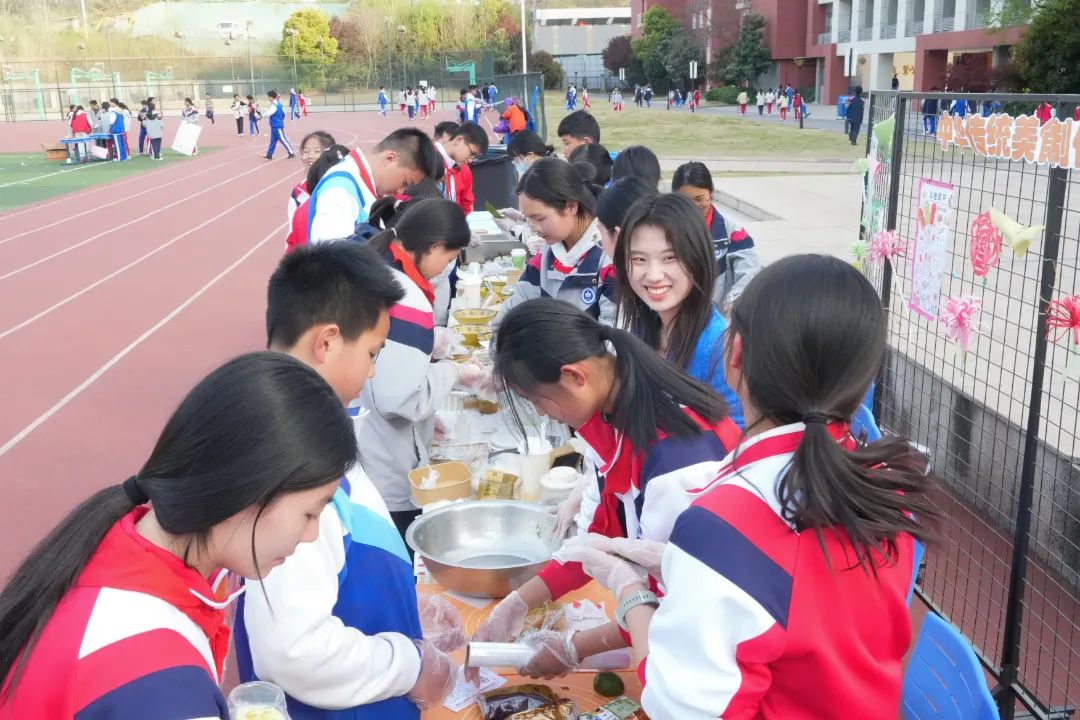 “劳作悟食韵·传承中华味”——金陵华兴实验学校2025年爱心义卖暨首届校园美食节活动成功举办