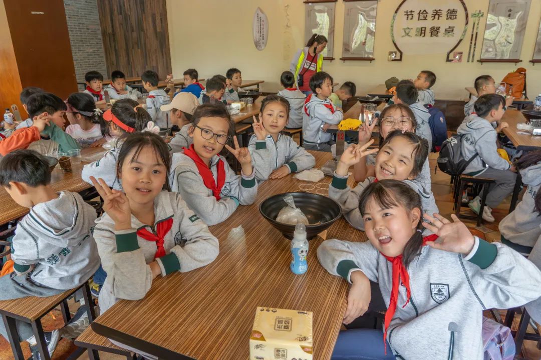 新城小学-三年级研学.jpg