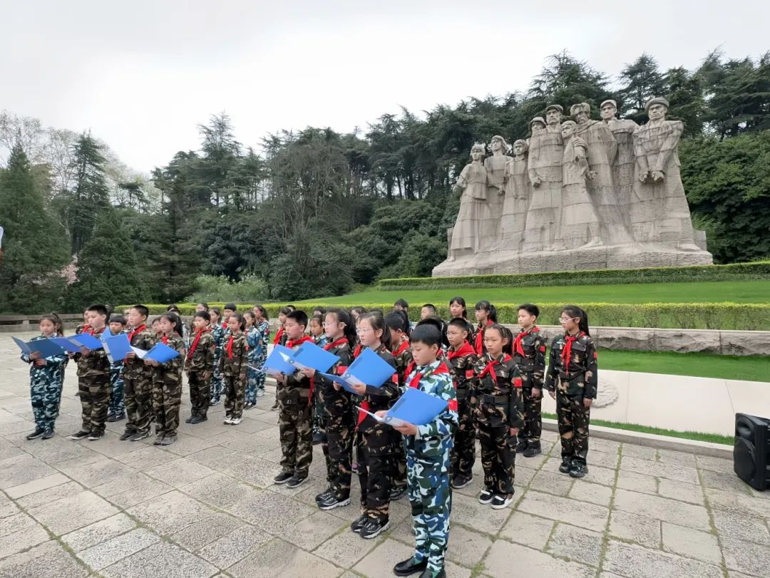 3月27日，雨花台区实验小学在雨花台烈士陵园开展清明祭英烈主题活动 (8).jpg