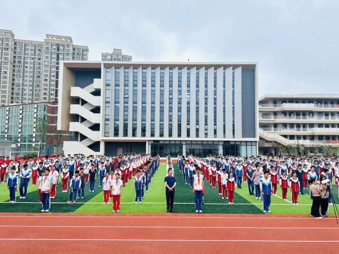 操场列队全景正面(不包含教师队伍).JPG