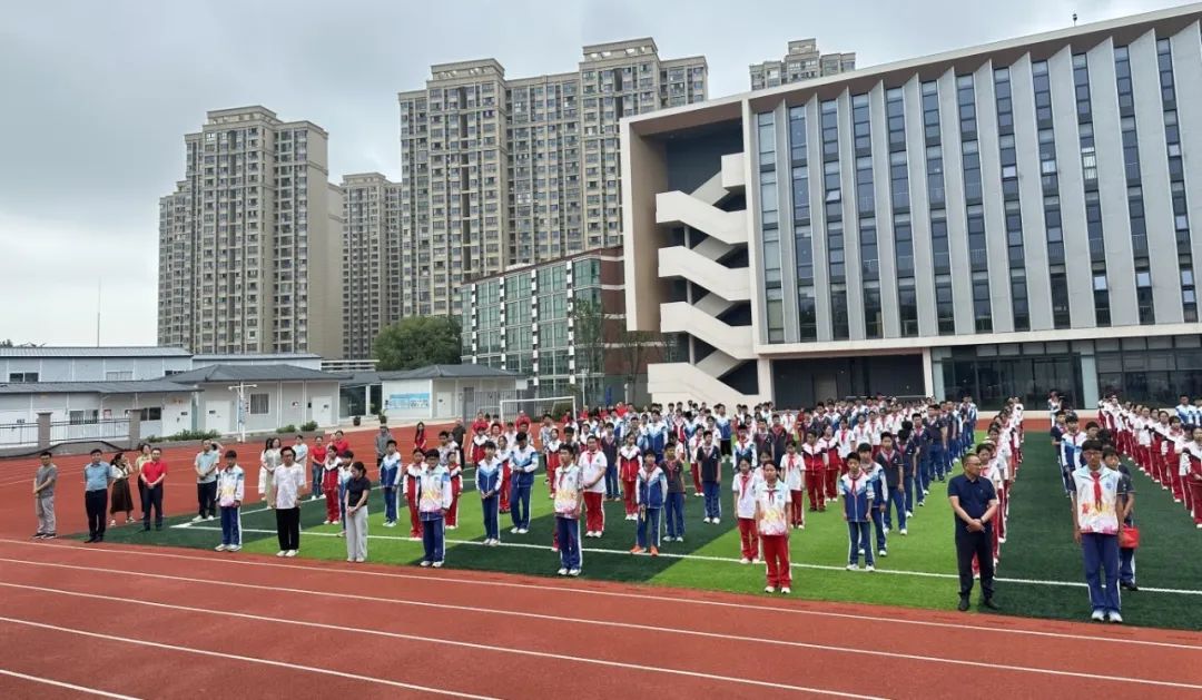 操场列队全景斜侧方(含教师队伍).JPG