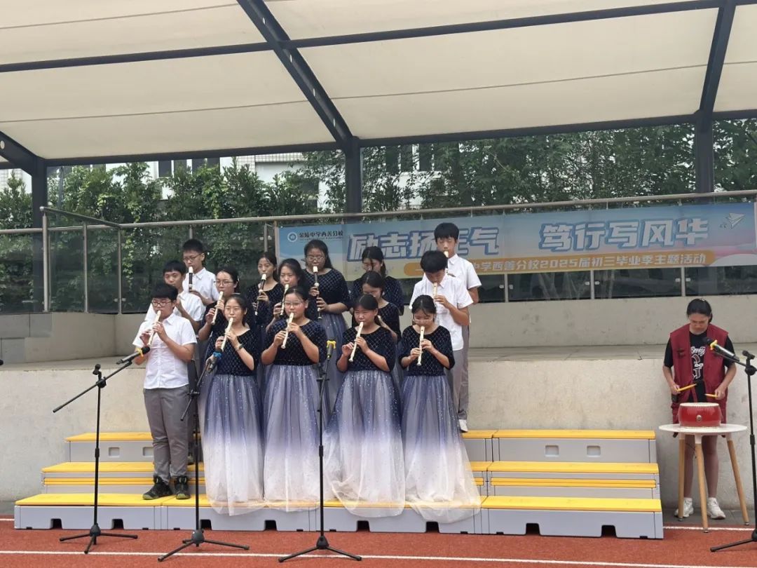 竖笛表演斜侧方(含鼓手).JPG