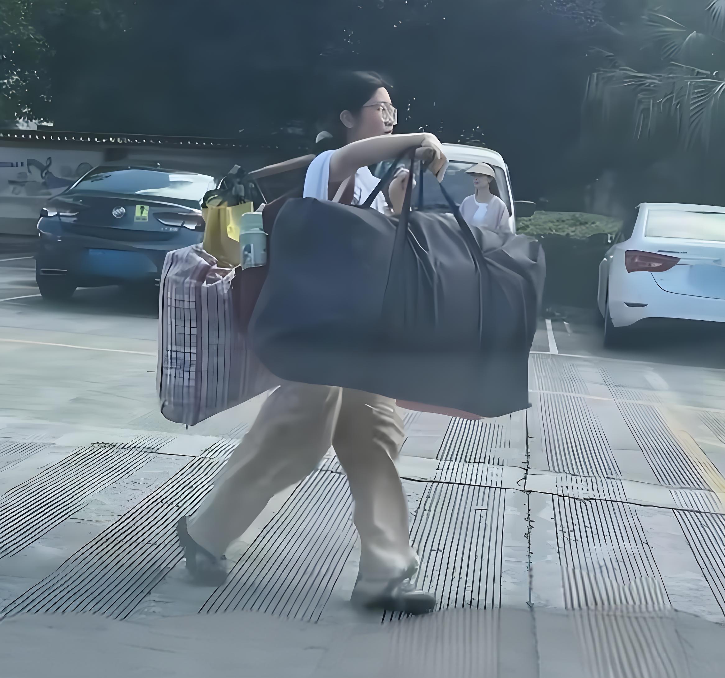扁担上的底色：从“扁担女生”看教育本真