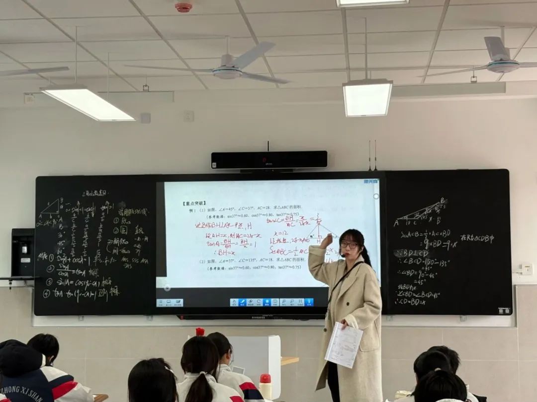 钱璟玮上课照片.png