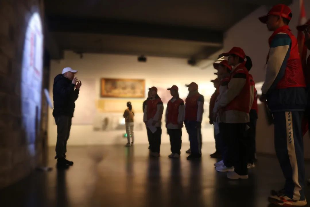 博物馆研究员吴先斌馆长给金中西善学生进行授课.JPG