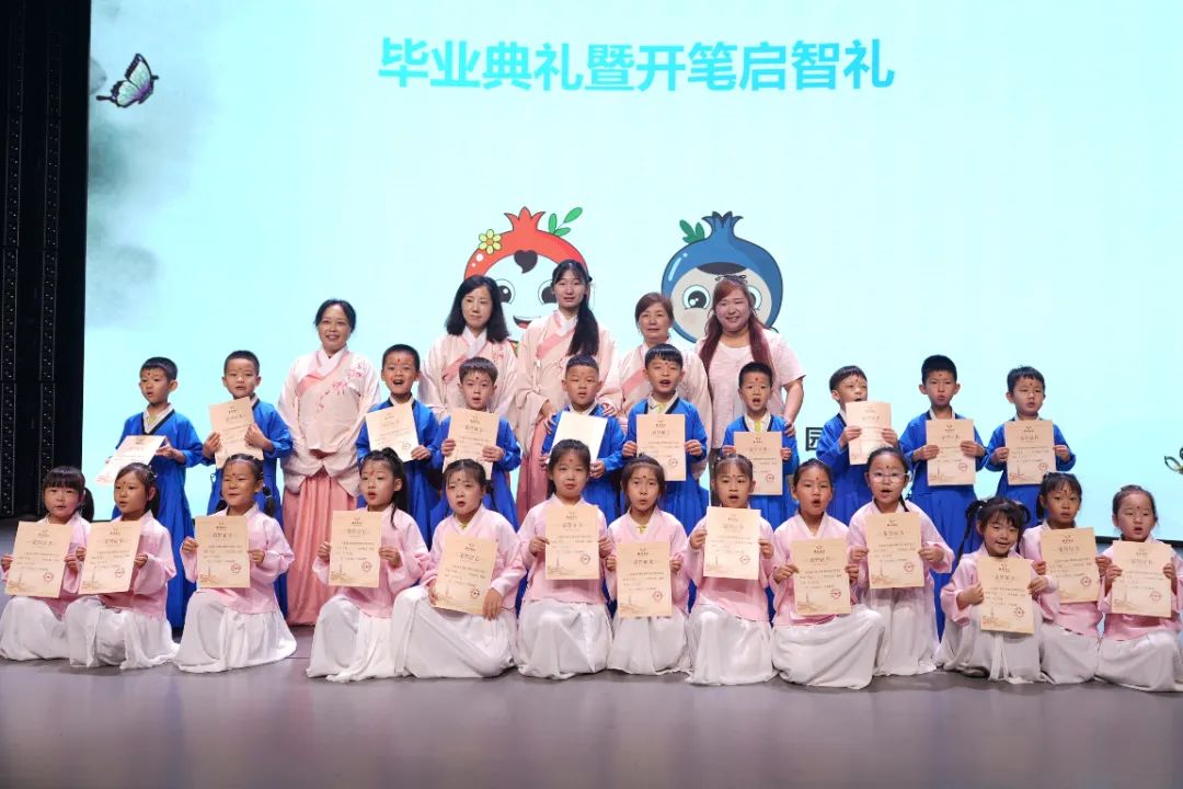 南京市建邺区小石榴幼儿园大班毕业典礼：大报恩寺里的开笔礼启蒙之旅