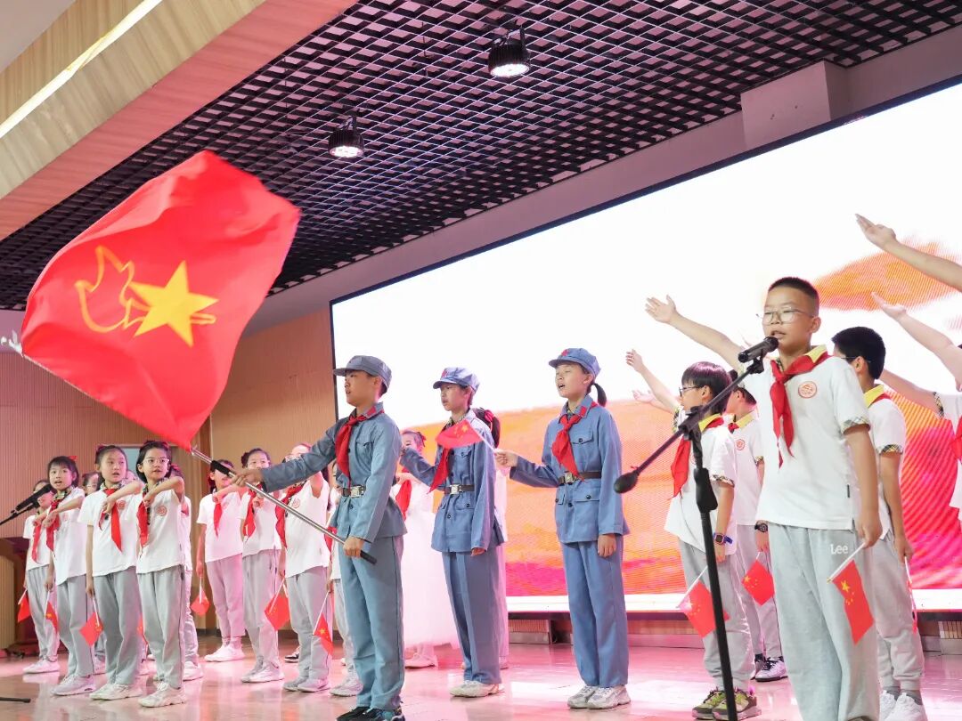 “铭记历史 唱响和平——童声里的抗战记忆”南京秦淮外国语学校小学部举办庆祝新中国成立76周年文艺汇演