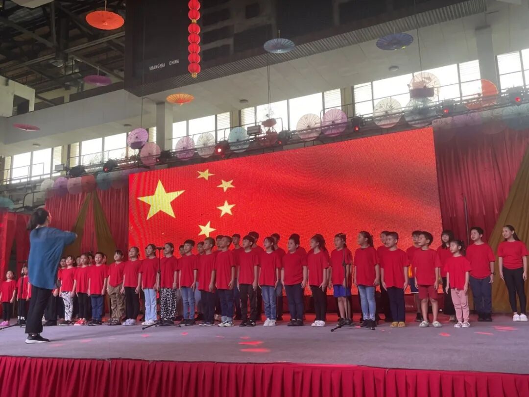 学生参加春节联欢 唱国歌.jpg