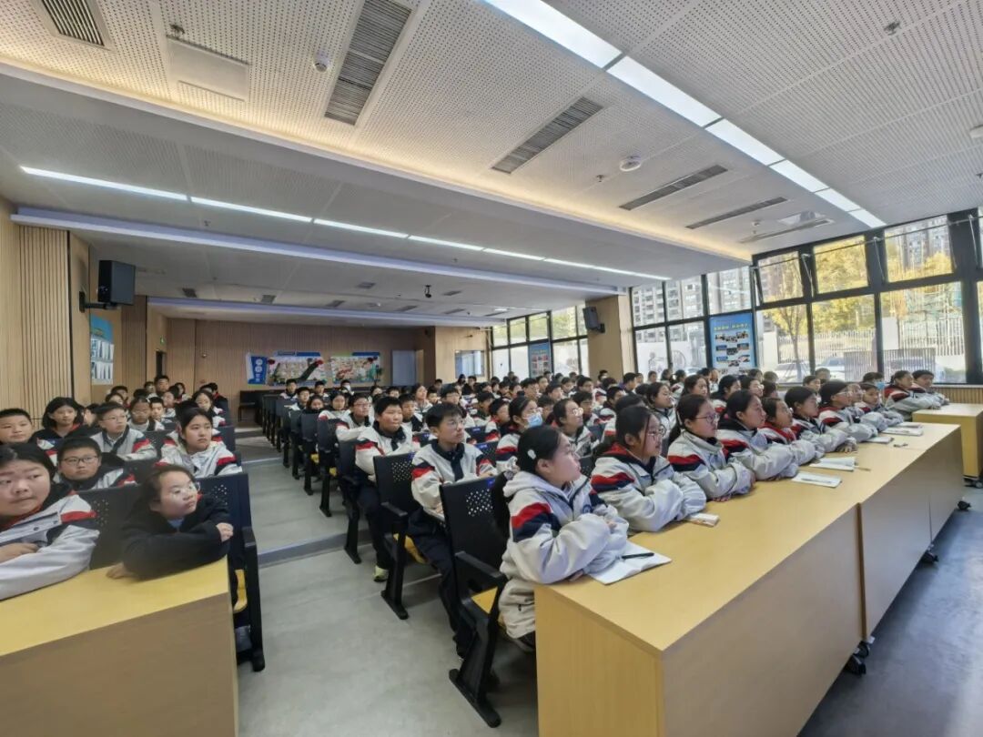 学生集体照.jpeg