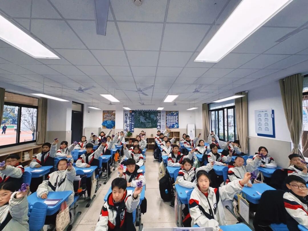 种下和平的种子——2025“紫金草行动”宣讲走进南京市金陵中学西善分校