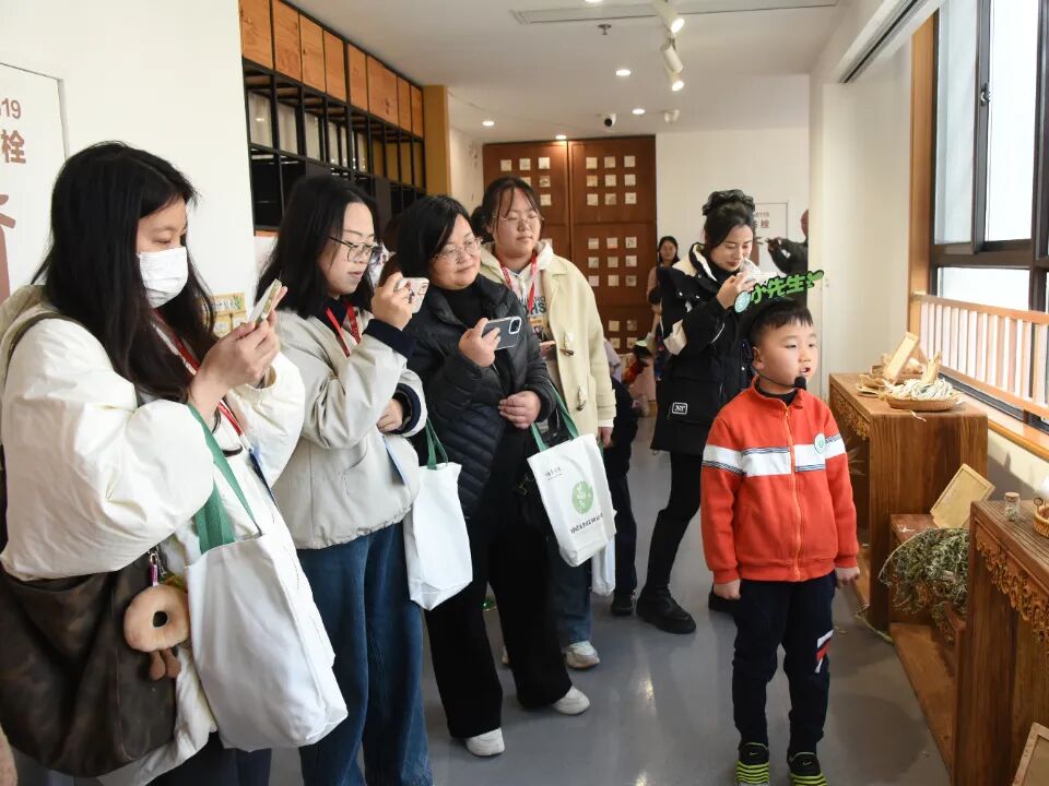 参观1.jpg