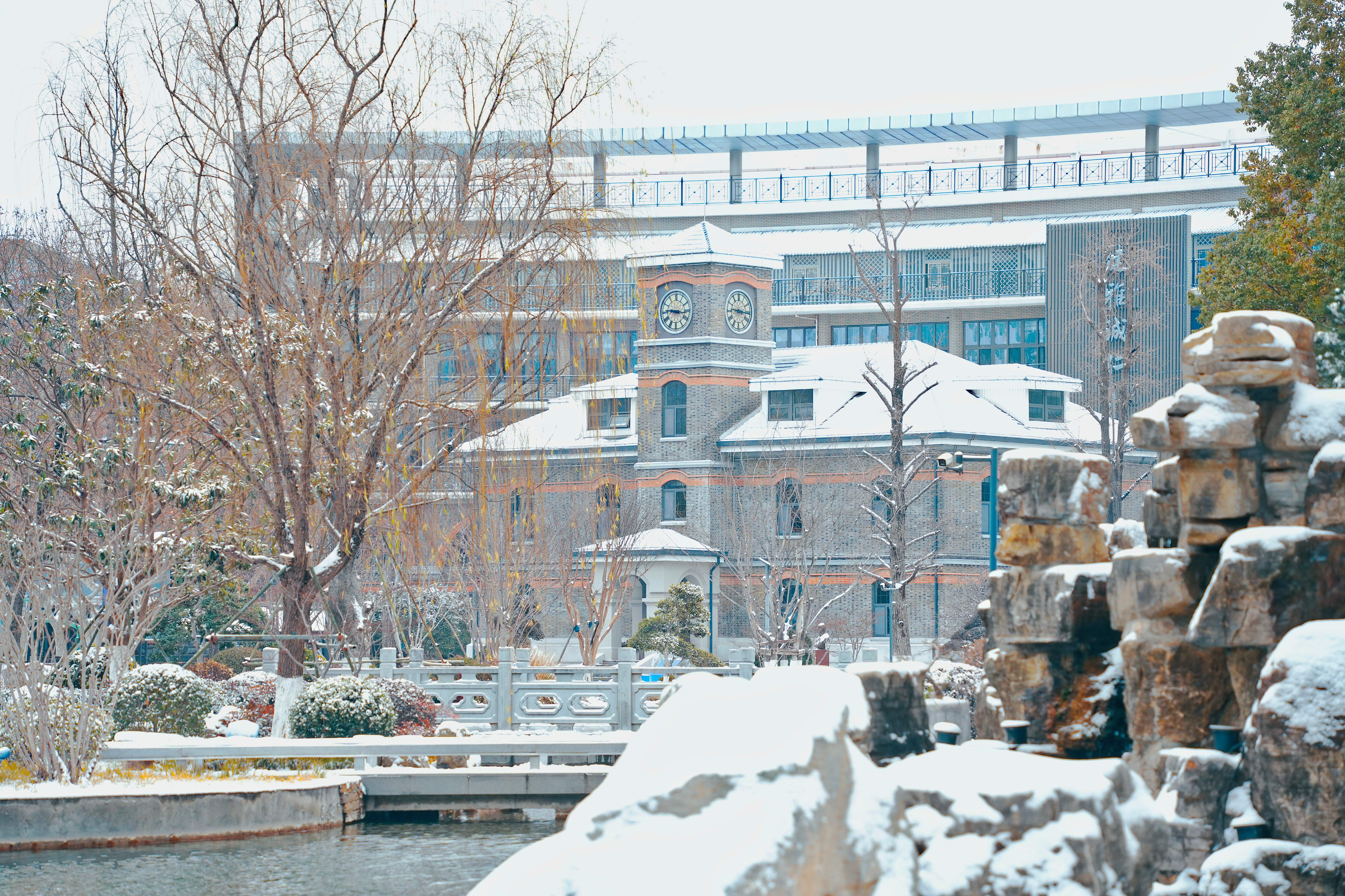 雪落校园早 情暖上学路 ——南京市金陵河西学校雪天护学暖寒冬