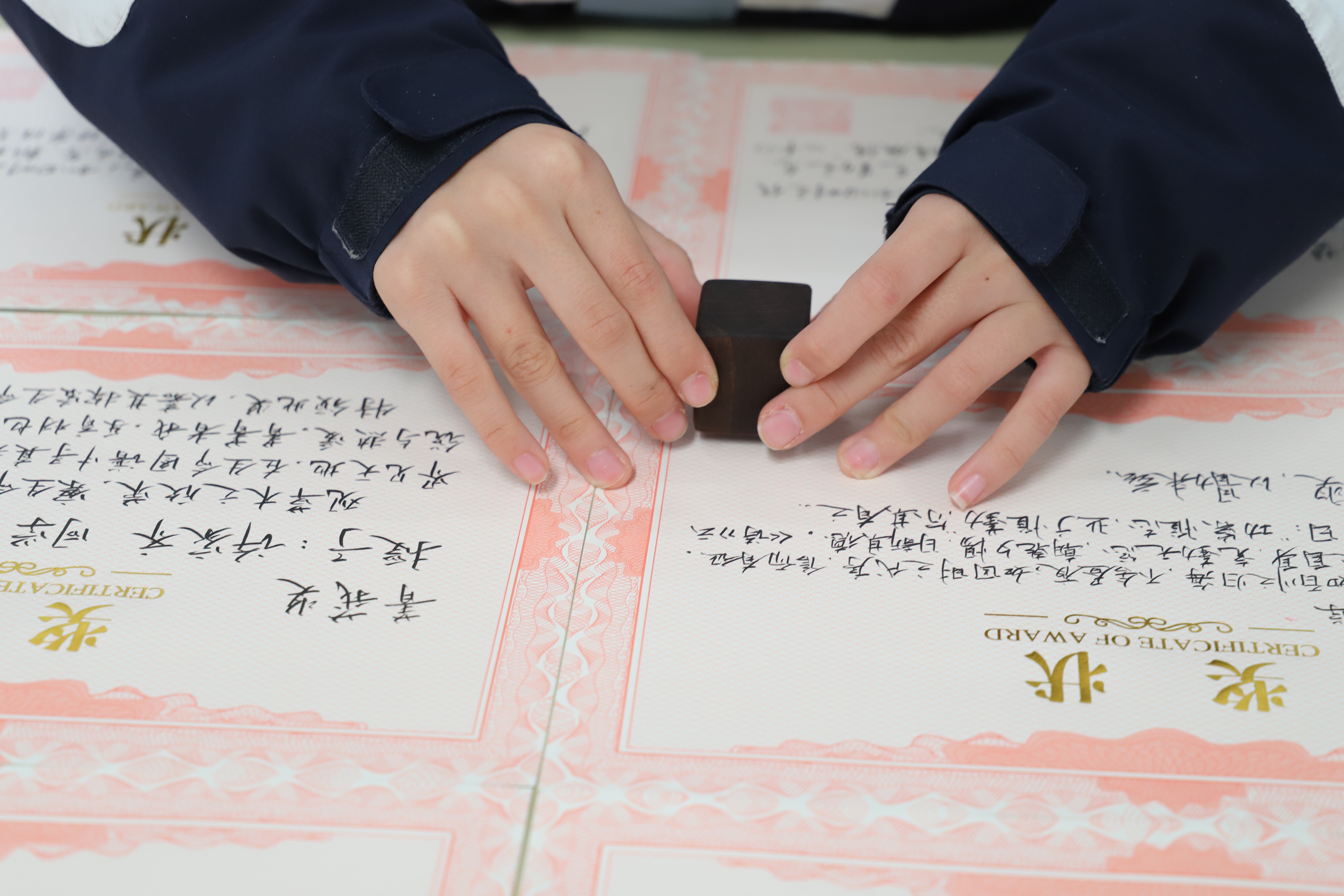 期末最暖“定制礼”！ 金陵河西学校初中班主任手写文言奖状，每张都是专属