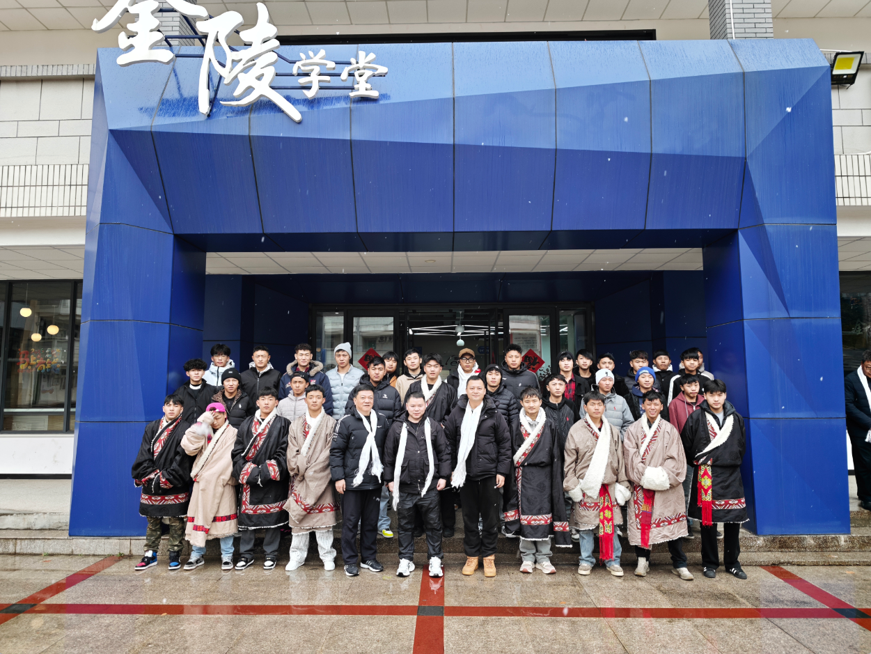 情暖除夕，爱满校园 ——市区教育局领导亲切慰问留校西藏班学生。
