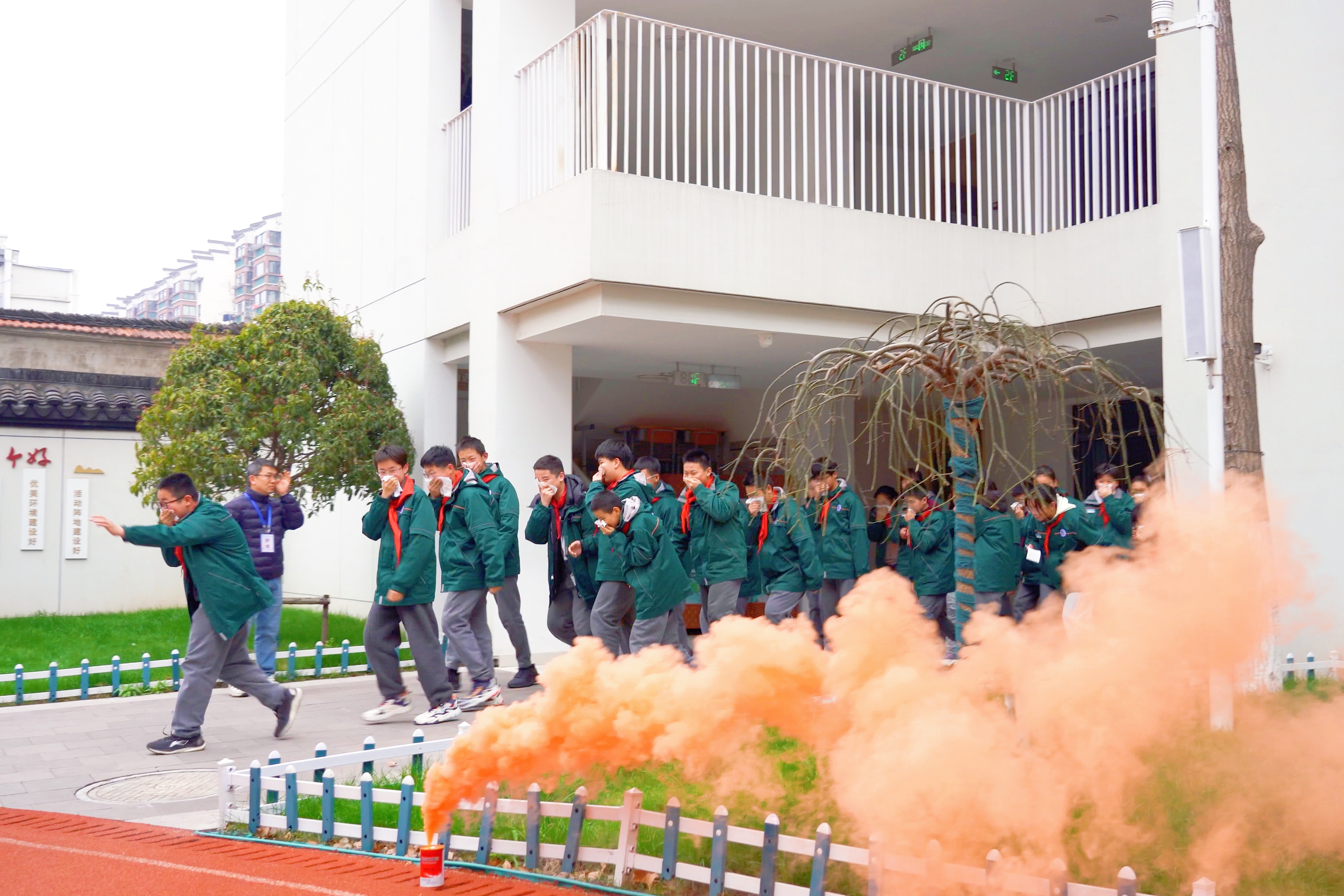 筑牢校园消防墙|南京秦淮外国语学校开展消防应急疏散演练