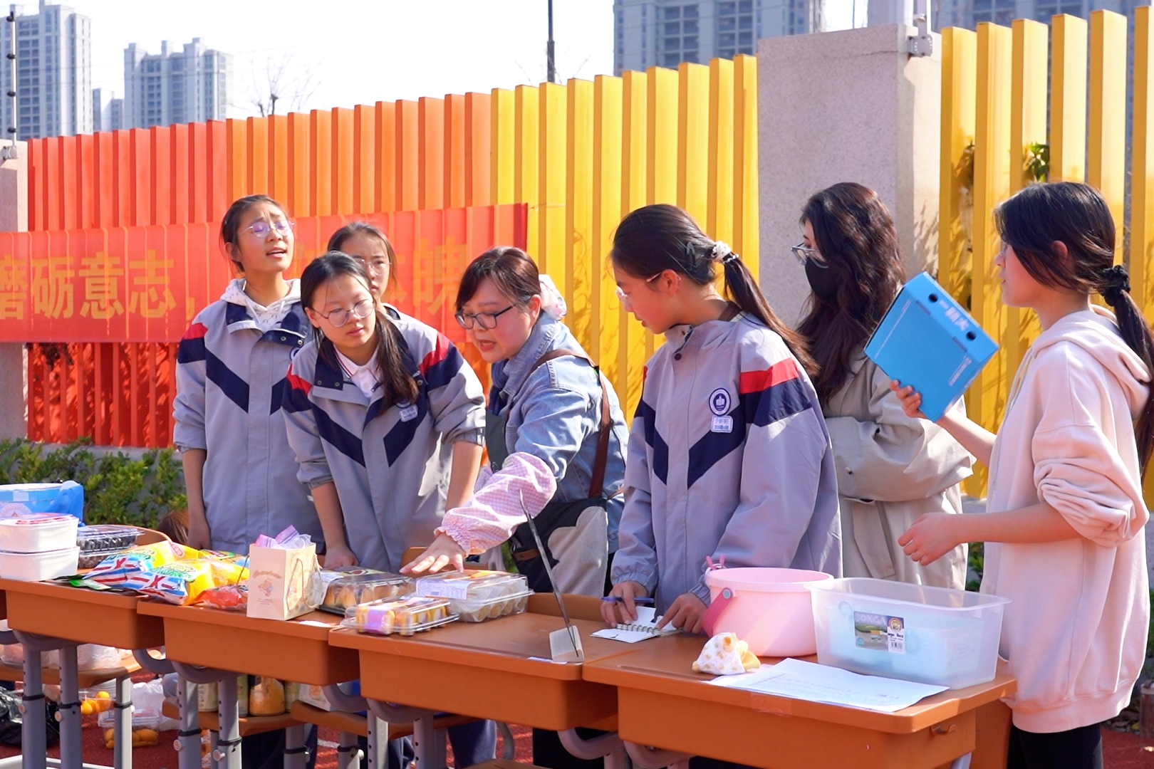 “锋”味美食,爱心义卖——金陵华兴实验学校金地校区雷锋月主题活动