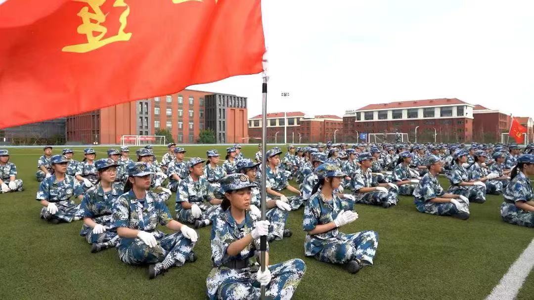 南京外国语学校方山分校举行2022级高一新生军训汇报演出暨表彰大会