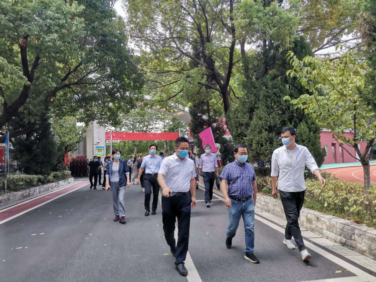 人大代表进校园 民生工程落实处——鼓楼区人大代表莅临滨江中学视察区教育局为民办实事项目推进情况