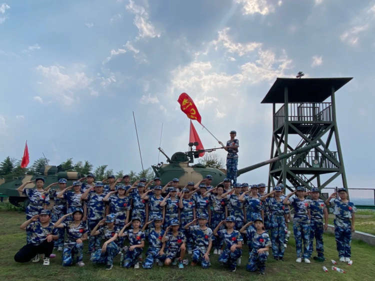 南京市科利华中学紫东分校初中举办国防教育成果汇报暨表彰大会