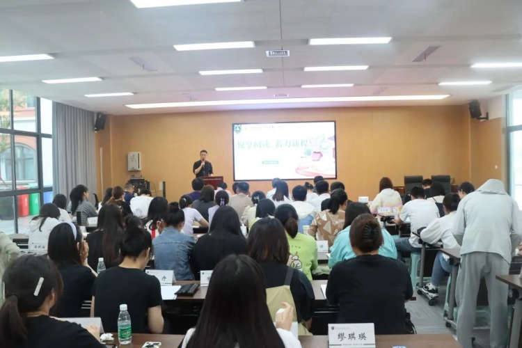 以研促教 惟实励新——南师附中高淳学校读书分享会与教科研培训活动