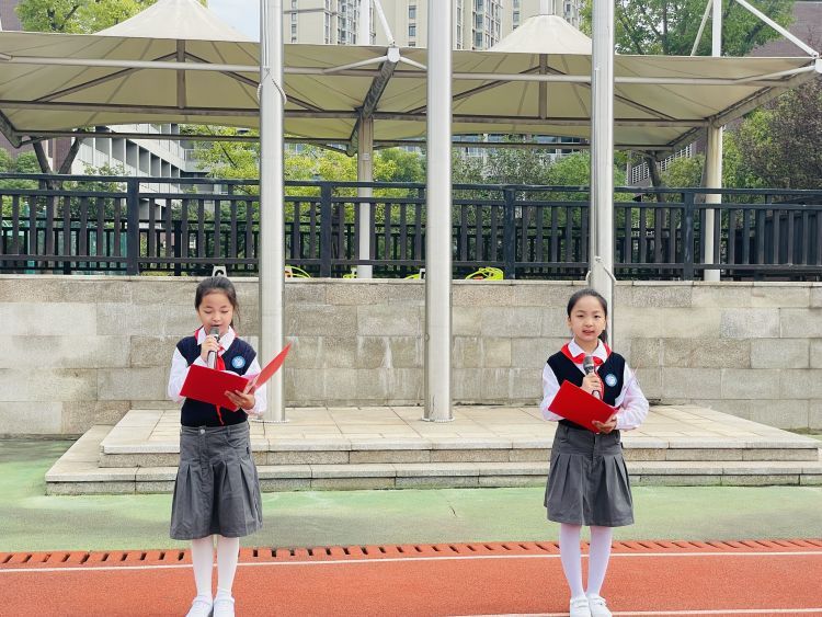 争做新时代好队员——龙潭中心小学举行2022级第二批入队仪式