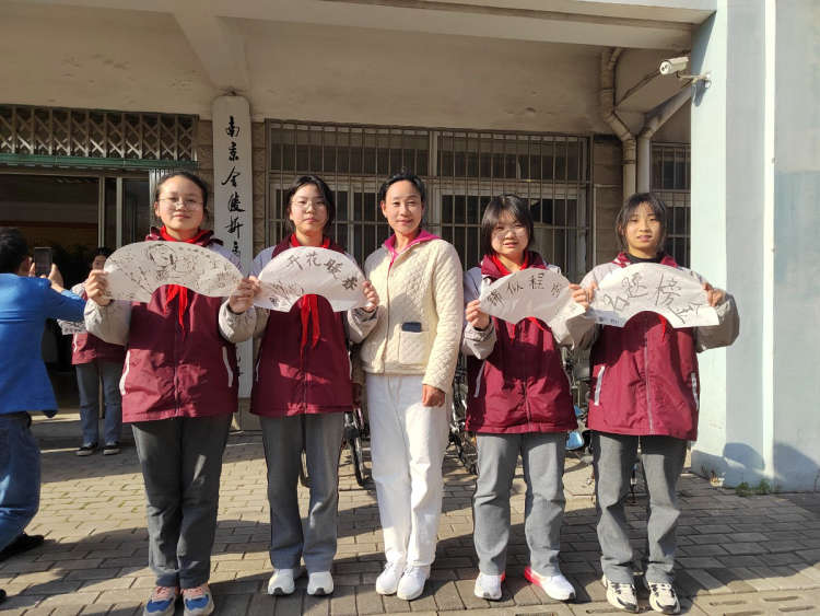 春来栖霞五福家园 体验折扇非遗工艺