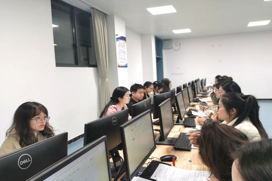 【红藤•研修动态】信息技术赋能智慧教学——科利华中学铁北分校开展“智慧作业”校本研修活动