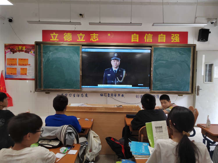 阅读南京晨报 学习民警唐健事迹