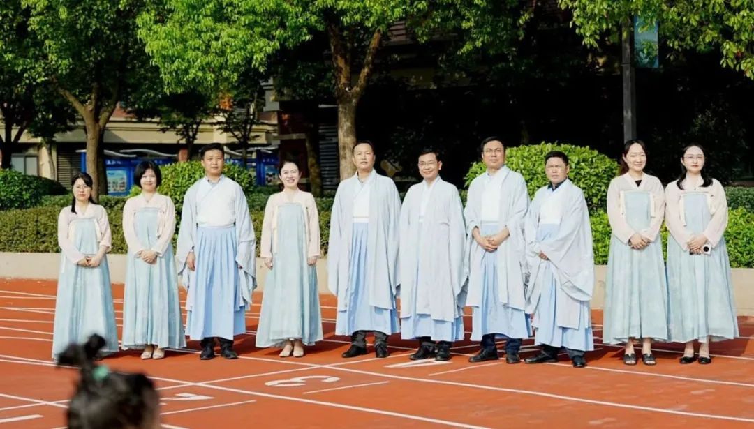 童启“华”章 慧智“兴”邦——金陵华兴实验学校小学部举行2024级新生开笔礼仪式