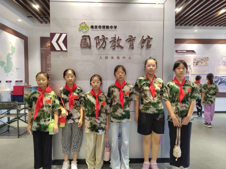 靖安小学参观营防中学国防教育馆