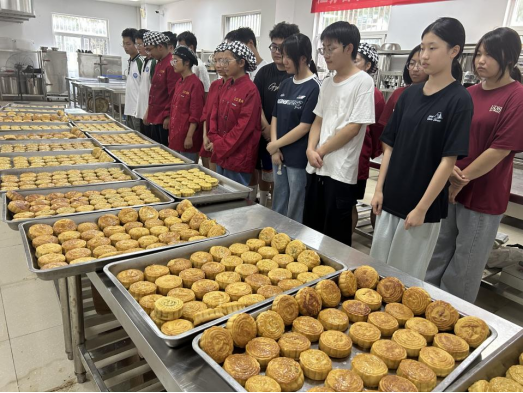 连续三年!烹饪班学生花式“交作业”念师恩