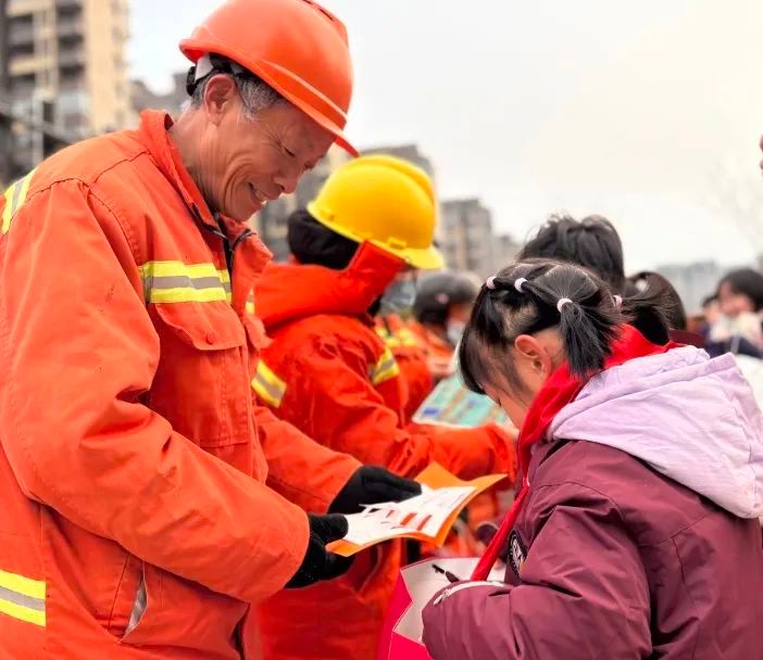 【和园·雅闻】“一杯姜茶·温暖南京”——南京一中一小、二小志愿者关爱城市建设者送温暖活动