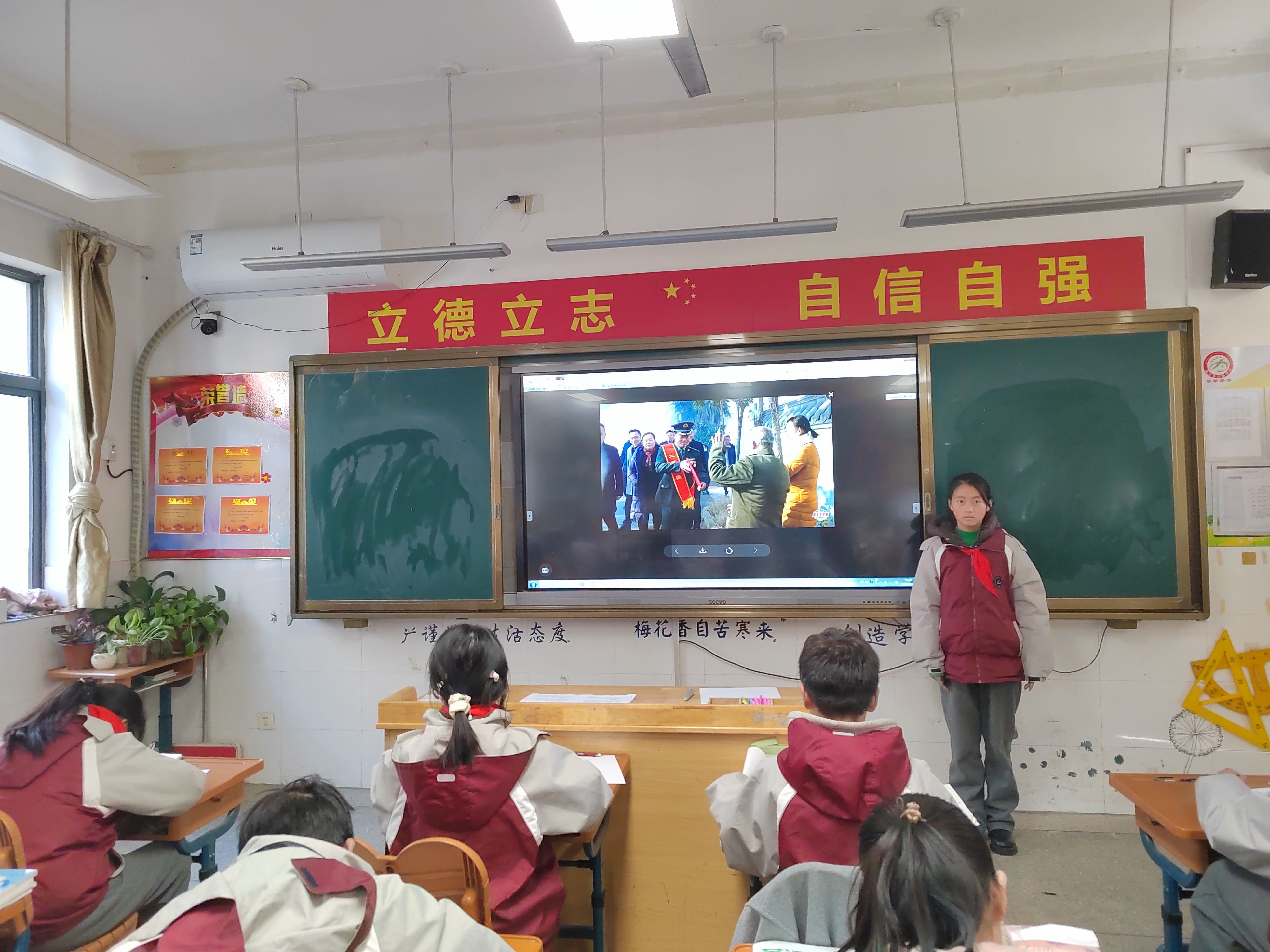 南京市营防中学组织师生学习龙潭街道立功官兵喜报