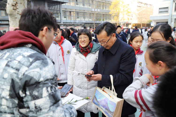 “签”动你我,善行花开|南京市第一中学初中部举办爱心义卖活动