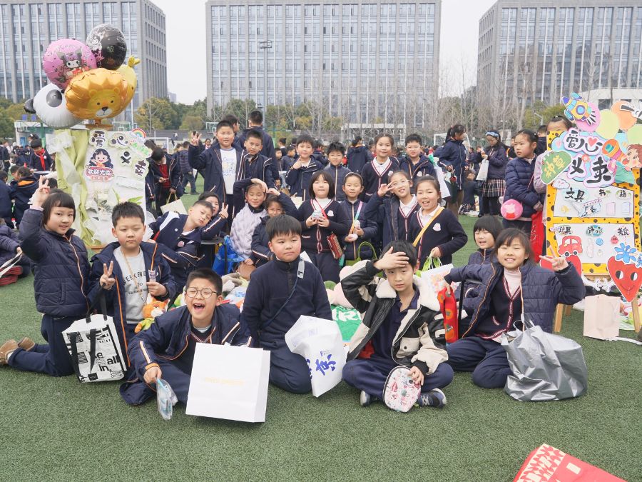 南京雨花外国语学校举办爱心义卖活动