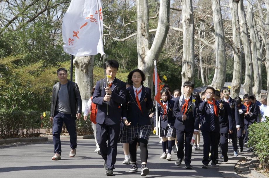 【德育·铸魂】探寻红色印记 铸就信仰丰碑——南京一中初中部初一年级赴雨花台烈士陵园开展清明祭扫活动