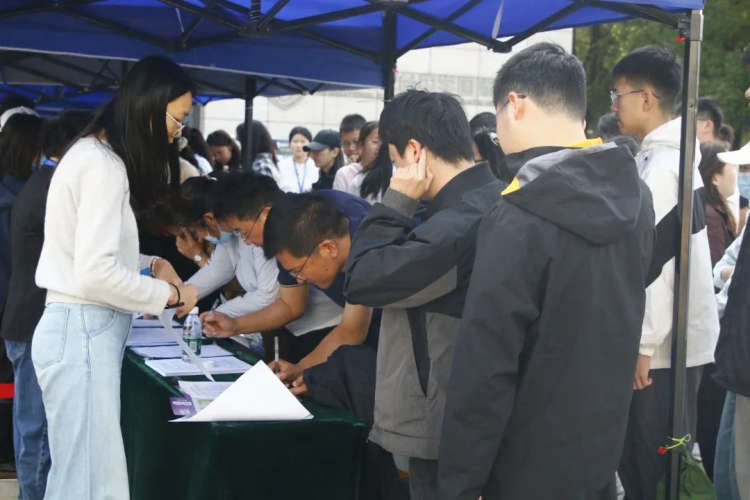 5000 + 家长挤爆!南京市雨花台中学校园开放日人气爆棚