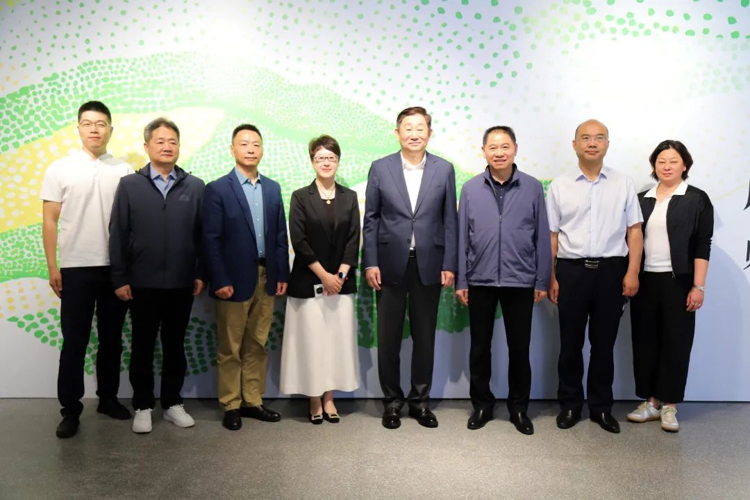 职教新风起雨花台!南京中华中专“根·生”师生艺术作品展开启创意之门