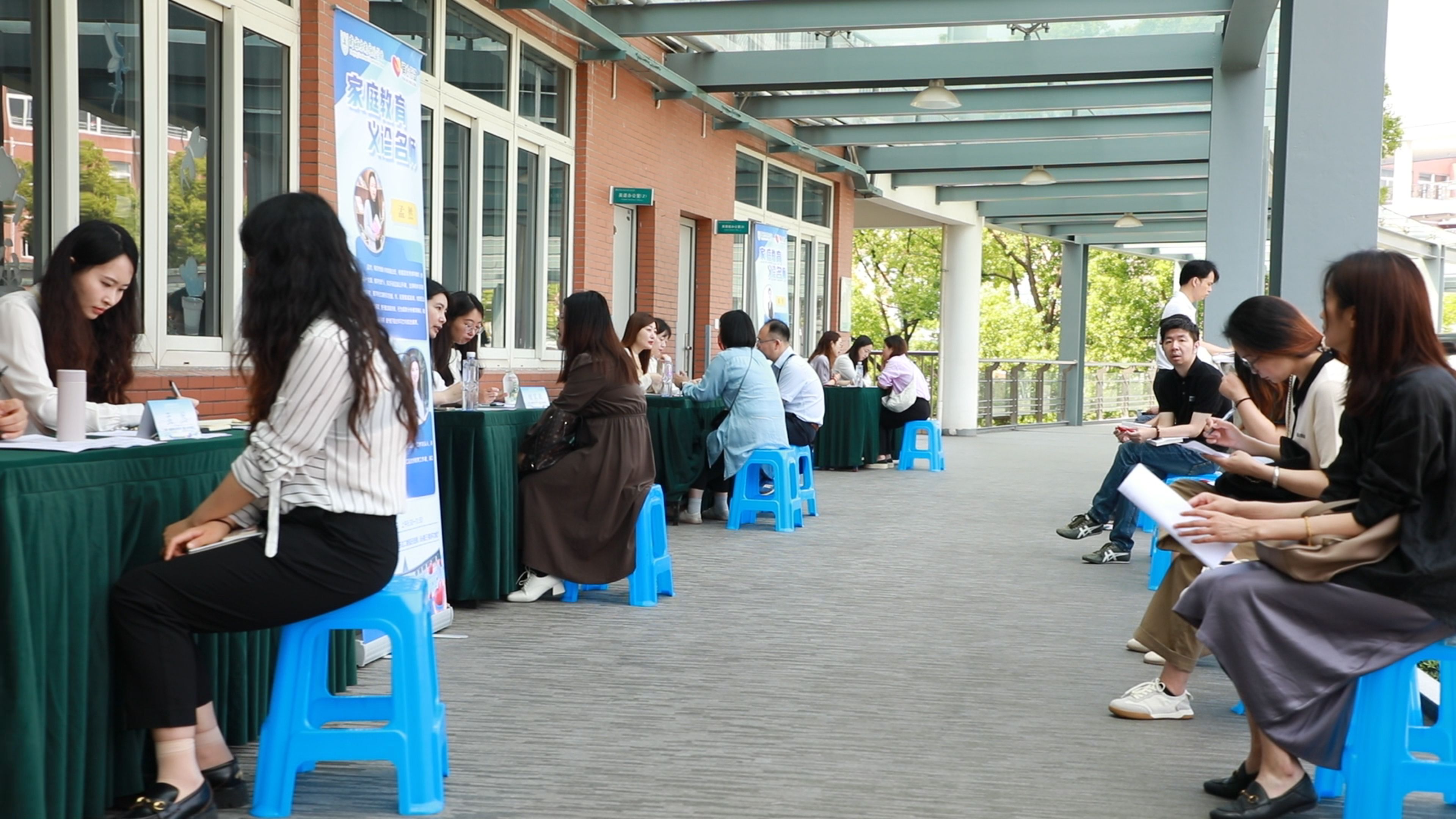 南京东南实验学校小学部举办“浸润式家长课堂”家庭教育义诊活动暨工作坊授牌仪式
