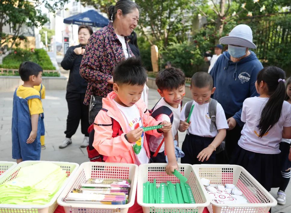 大手拉小手 冠军一起走——南京市银龙景苑幼儿园亲子运动会