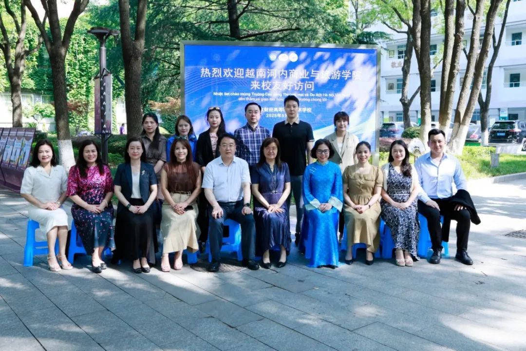 越南河内商业与旅游学院来校友好访问
