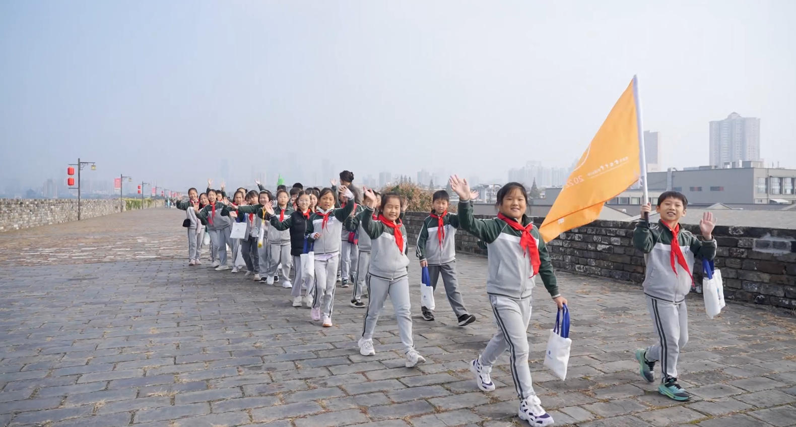 踏明城墙寻金陵文脉，做“弄潮儿”向未来成长——金陵中学附属小学四年级成长仪式暨明城墙研学活动