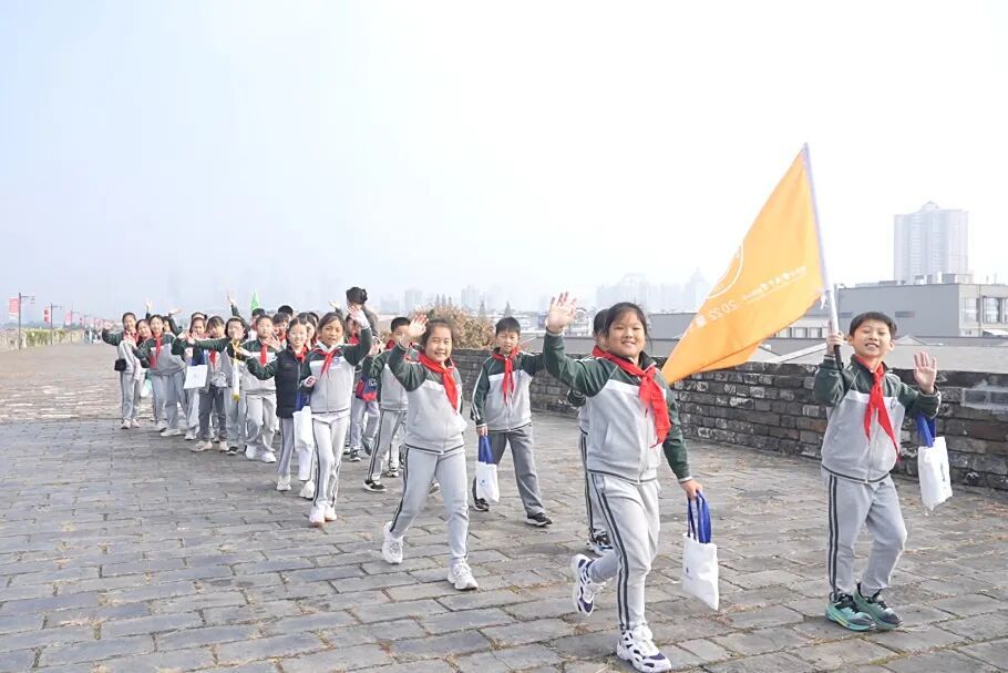 踏明城墙寻金陵文脉，做“弄潮儿”向未来成长——金陵中学附属小学四年级成长仪式暨明城墙研学活动