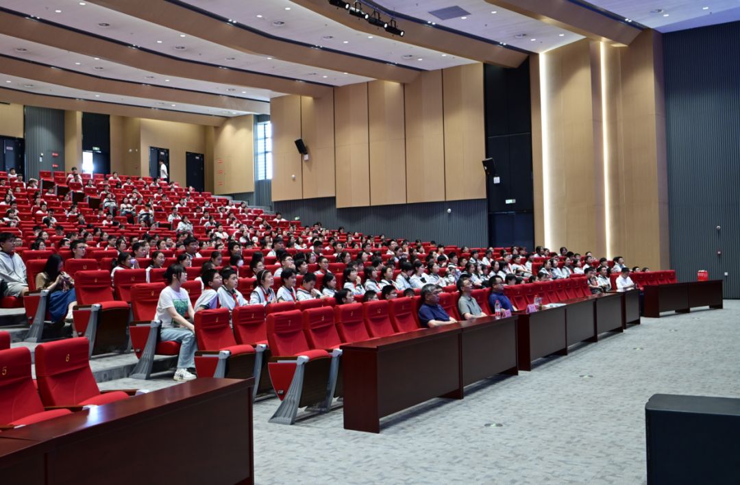 老少同声爱国情 同心奋进新征程——主题教育宣讲活动走进南师附中高淳学校