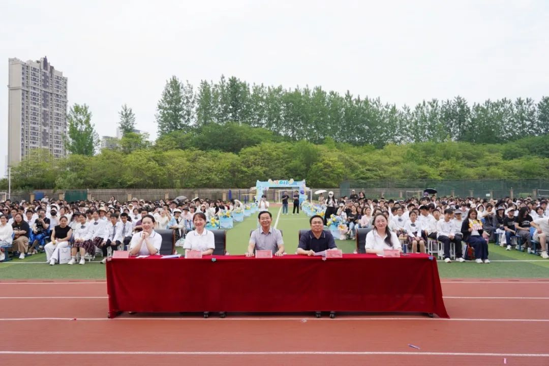 “燃”动韶华“兴”蓝律动——金陵华兴实验学校2023级青春仪式