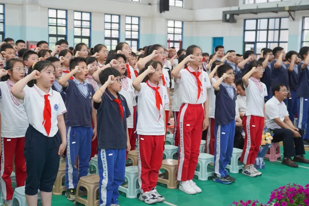 黑板擦过六载春秋:从 “华” 章起笔,向 “兴” 辰投递毕业答卷